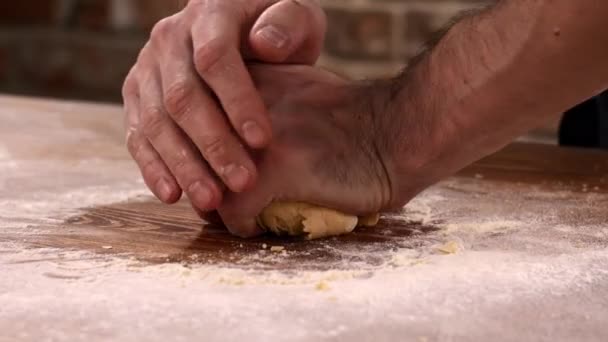 Руки старшего профессионального шеф-повара месят тесто для макарон. Пенсионер наслаждается новым хобби делать домашнюю пасту крупным планом  - Кадры, видео