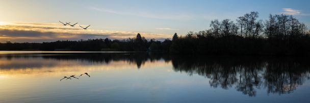 Impressionante Primavera nascer do sol paisagem sobre o lago com reflexos e
 - Foto, Imagem