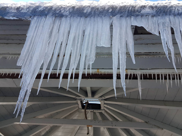 stalactites de glace dans ioannina ville grecque vagues de vent en saison hivernale en face du lac pamvotis greece - Photo, image