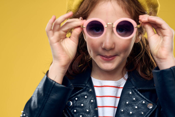 Chica en un sombrero amarillo gafas oscuras ropa de moda estudio estilo de vida infancia - Foto, Imagen