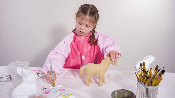 Dívka malování papír mache figurka na domácí výtvarné třídy. - Fotografie, Obrázek