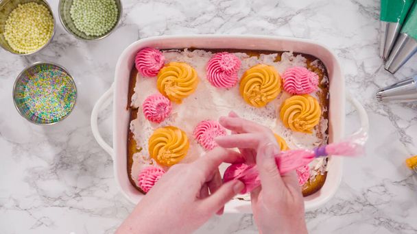 Piping rozetten met Italiaanse boterroom glazuur op de top van blad taart. - Foto, afbeelding