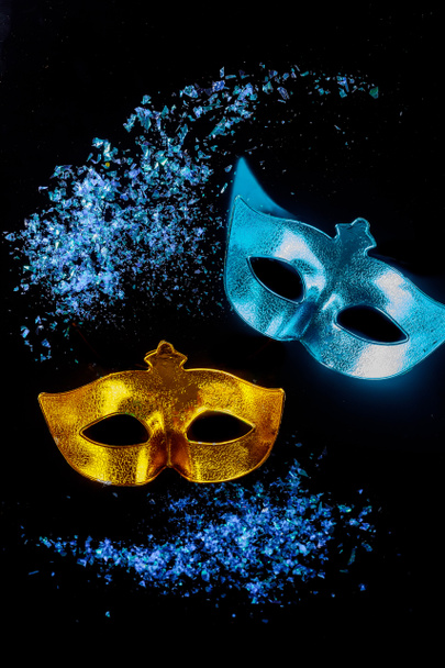 Карнавальные маски на черном фоне. Еврейский праздник Пурим. - Фото, изображение