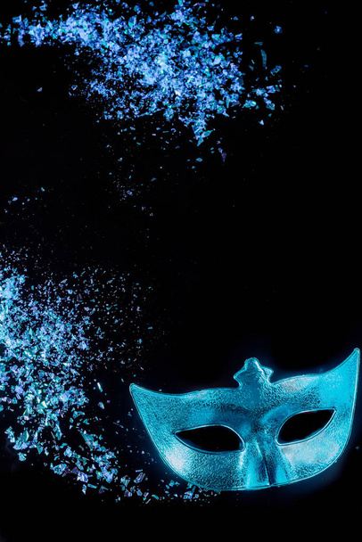 Masque de carnaval bleu pour mascarade. Vacances juives Pourim. - Photo, image