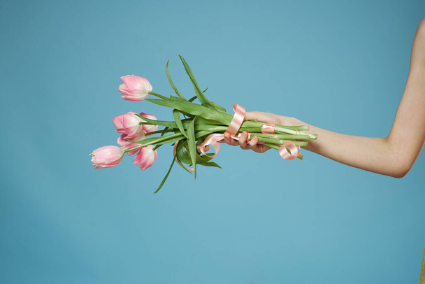 Аромат в женских руках с подарком праздник День святого Валентина синий фон - Фото, изображение