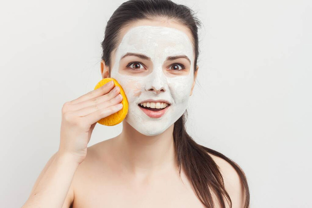 перкісна брюнетка з омолодженням маски для обличчя спа-процедури
 - Фото, зображення