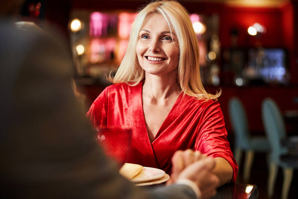 Bella donna in abito rosso pranzo con il suo partner - Foto, immagini