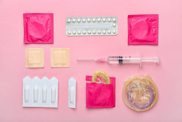 Diferentes anticonceptivos sobre fondo de color - Foto, imagen