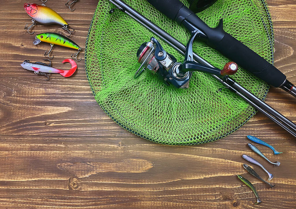 Łowienie ryb. Pływak, wobler, haczyki na przynętę, na drewnianym tle. Skupienie selektywne - Zdjęcie, obraz