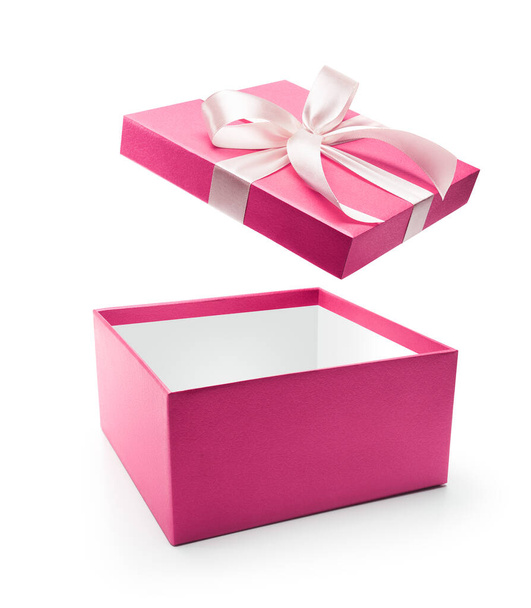 Boîte cadeau ouverte rose isolée sur fond blanc - Photo, image