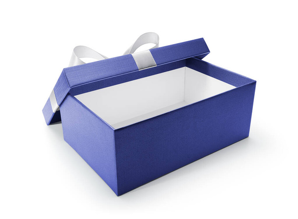 Μπλε ανοιχτή συσκευασία δώρου που απομονώνεται σε λευκό φόντο - Περιλαμβάνεται η διαδρομή αποκοπής - Φωτογραφία, εικόνα
