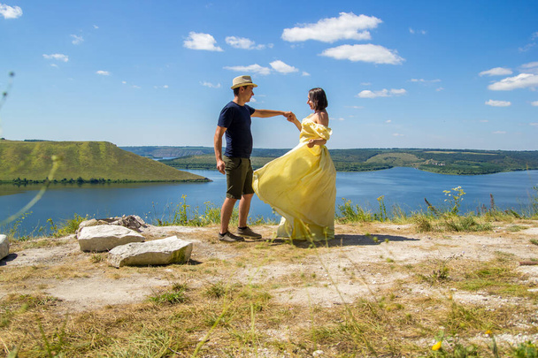 Молода пара танцює на скелі біля бухти
 - Фото, зображення