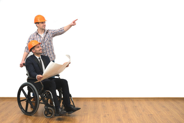 L'ingénieur et le geste handicapé sur le fond blanc du mur - Photo, image