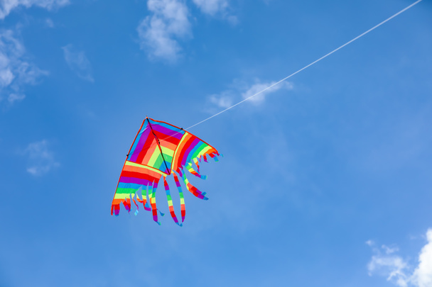 Pipa colorida voando no céu azul - Foto, Imagem