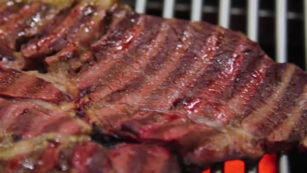 grillowane i prażone mięso końskie, koreańskie jedzenie w Jeju-do - Materiał filmowy, wideo