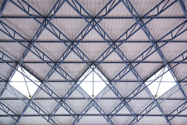 Imagem abstrata de um telhado industrial com três clarabóias entre as vigas azuis e o telhado branco. - Foto, Imagem