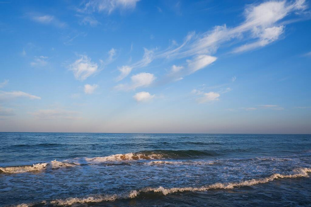 tenger strand kék ég homok pihenés táj kilátás design képeslap és naptár. - Fotó, kép