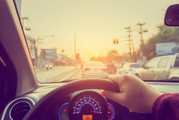 wizerunek osób jeżdżących samochodem w ciągu dnia w celu wykorzystania tła. (zrobić zdjęcie z wnętrza ostrości na ręce kierowcy) - Zdjęcie, obraz