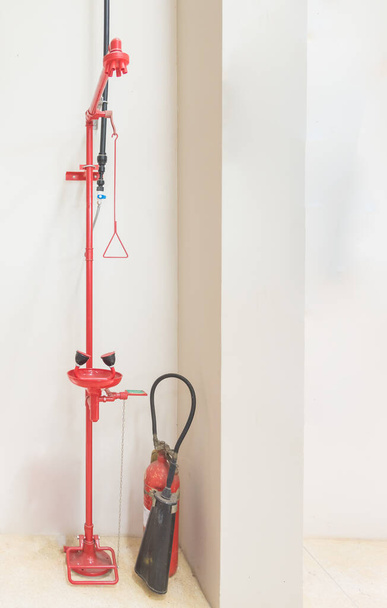 imagem do equipamento de chuveiro de água de laboratório de emergência . - Foto, Imagem