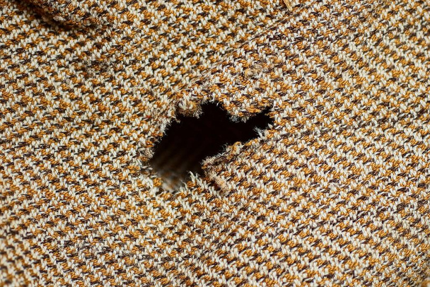 Kahverengi çizgili eski elbiselerde yırtık pırtık kara delik - Fotoğraf, Görsel