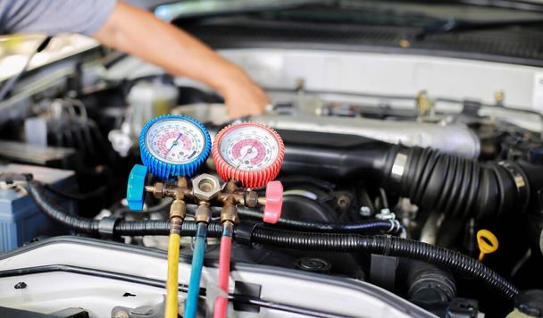 Car air conditioner check service, leak detection, fill refrigerant.Device and meter liquid cooling in the car by specialist technicians. - Photo, Image
