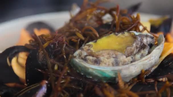 Локшина в китайському стилі з овочами та морепродуктами, джемппонг, корейська кухня - Кадри, відео