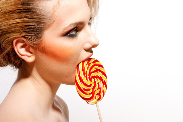 woman licks candy - Foto, afbeelding