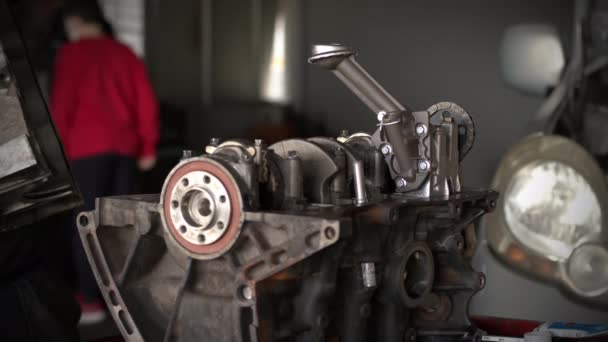 Reparação do antigo bloco de cilindros do motor de carro com novas peças na oficina - Filmagem, Vídeo