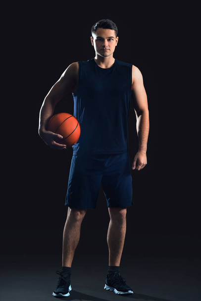 Férfi kosárlabda játékos sötét háttér - Fotó, kép