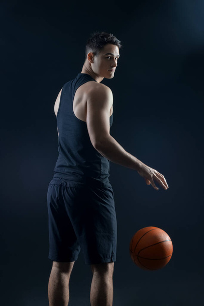 Muž basketbalista na tmavém pozadí - Fotografie, Obrázek