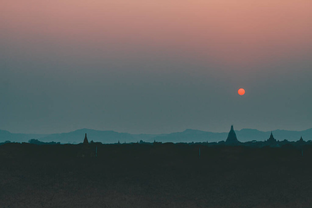 widok na Pagody i świątynie Baganu, w Myanmar, dawniej Birma, Światowego Dziedzictwa UNESCO w amusty dzień podczas wschodu słońca - Zdjęcie, obraz
