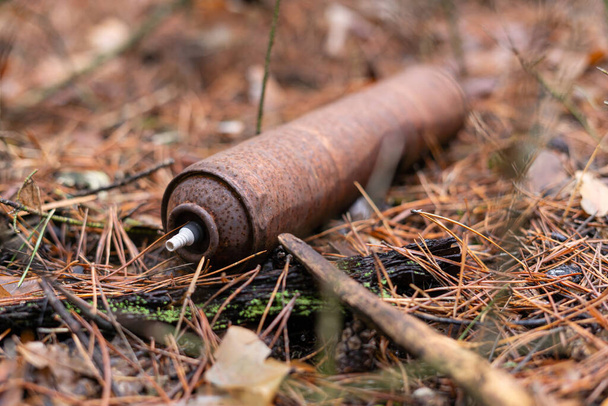 Une vieille boîte rouillée d'air comprimé se trouve jetée dans la forêt - Photo, image