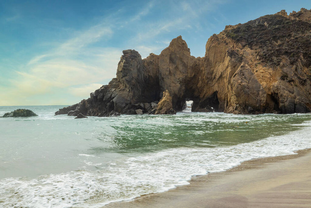 ビッグサーのプファイファービーチは信じられないほど美しいビーチで、太平洋岸、岩、砂、海と空の美しい風景です。コンセプト、休暇、ポストカード、観光旅行ガイドのための写真. - 写真・画像