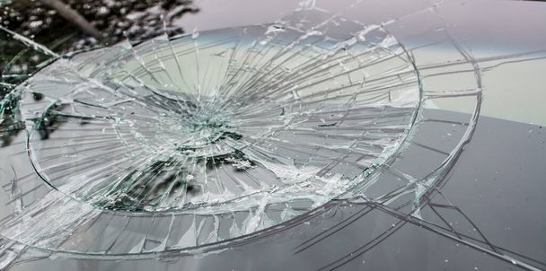 Selektivní zaostření obrazu na rozbité čelní sklo auta. Nehoda v autě. - Fotografie, Obrázek