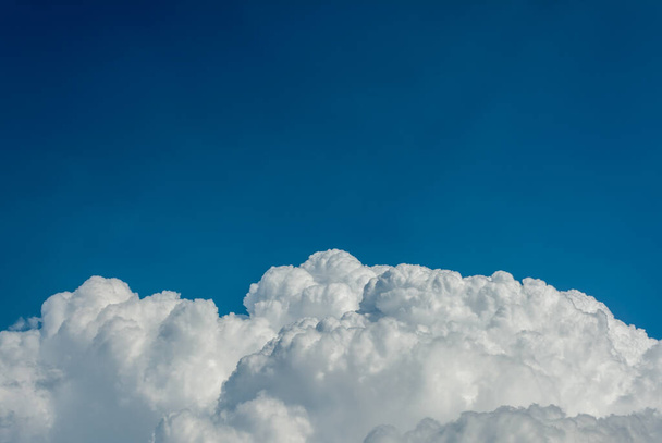 εικόνα του μπλε ουρανού με λευκά σύννεφα την ώρα της ημέρας για φόντο. - Φωτογραφία, εικόνα