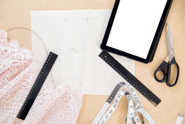 Producción y costura de ropa interior femenina, vista superior del lugar de trabajo de costura - Foto, Imagen