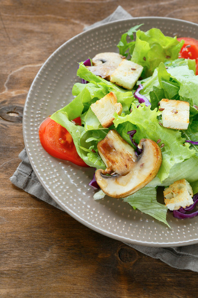 salade appétissante aux croûtons et champignons
 - Photo, image
