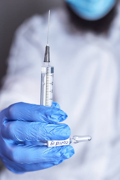 Ampułki ze szczepionką Covid-19 w ręce lekarza. Koncepcja szczepień - Zdjęcie, obraz