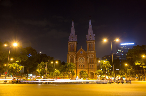 Katedra Notre Dame, w samym sercu miasta Ho Chi Minh, Wietnam. - Zdjęcie, obraz