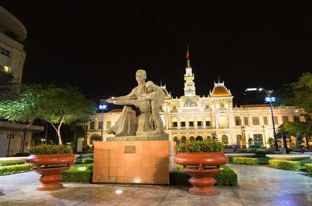 Vista panorámica del Ayuntamiento de Ho Chi Minh en Saigón
 - Foto, imagen