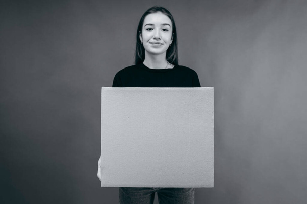 若い美しい配信の女性は、空白の段ボール箱を運ぶ - 写真・画像