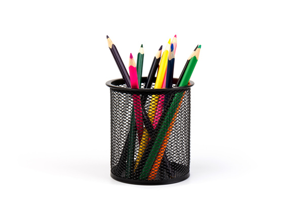 Lápices coloridos en taza de malla de alambre sobre fondo blanco, educación o concepto de vuelta a la escuela - Foto, imagen