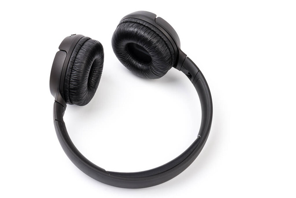 Bezdrátové černé stylové sluchátka přes ucho (plné velikosti), izolované na bílém pozadí. - Fotografie, Obrázek