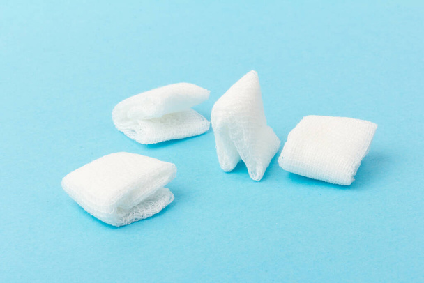 Gaze dentaire. Produit de matériel médical, tampons en coton stériles - Photo, image