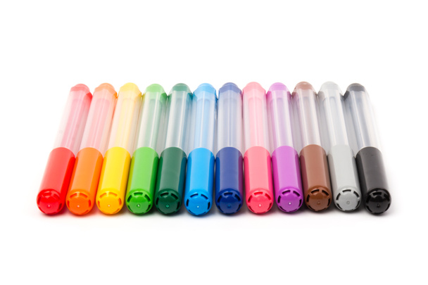 Värikäs merkki kynät eristetty valkoisella pohjalla. Lapset elävä maalaus työkaluja, eri väripaletti. Office korostuskynät suunnitteluelementtejä - Valokuva, kuva