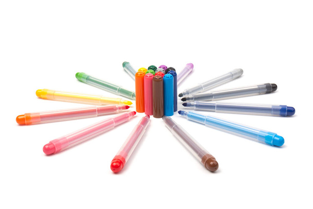 Beyaz arka planda izole edilmiş renkli kalemler. Çocuklar canlı boya aletleri, çeşitli renk paletleri. Ofis ışıklandırıcıları tasarım elemanları - Fotoğraf, Görsel