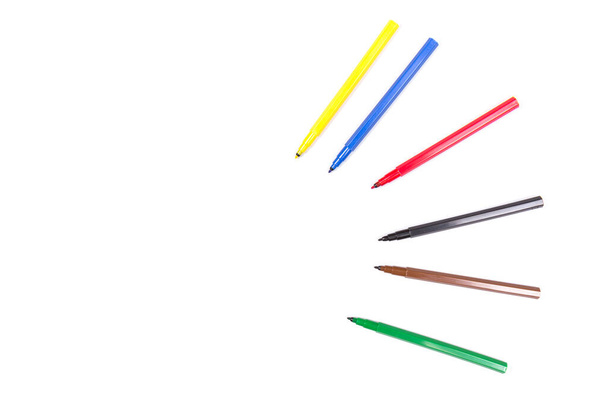 Värikäs merkki kynät eristetty valkoisella pohjalla. Lapset elävä maalaus työkaluja, eri väripaletti. Office korostuskynät suunnitteluelementtejä - Valokuva, kuva
