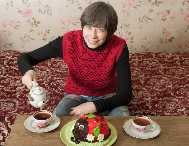 žena nalévá čaj v šálku - Fotografie, Obrázek