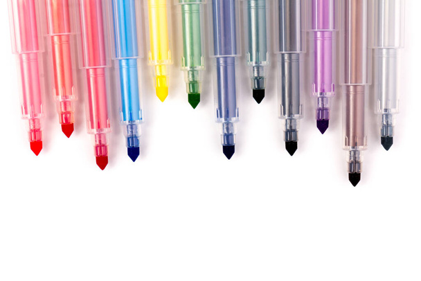 Красочные маркеры ручки изолированы на белом фоне. Дети яркие инструменты живописи, различные цветовые палитры. Элементы дизайна офисных маркеров - Фото, изображение