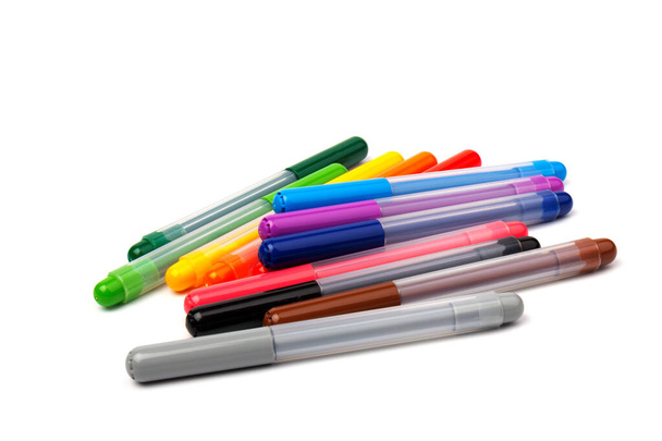 Beyaz arka planda izole edilmiş renkli kalemler. Çocuklar canlı boya aletleri, çeşitli renk paletleri. Ofis ışıklandırıcıları tasarım elemanları - Fotoğraf, Görsel